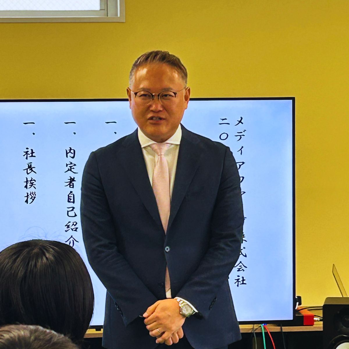 2025年10月1日開催メディアファイブ株式会社内定式 - 社長挨拶の様子